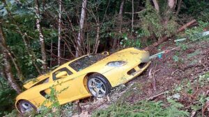 Porsche Carrera GT crashes near the...