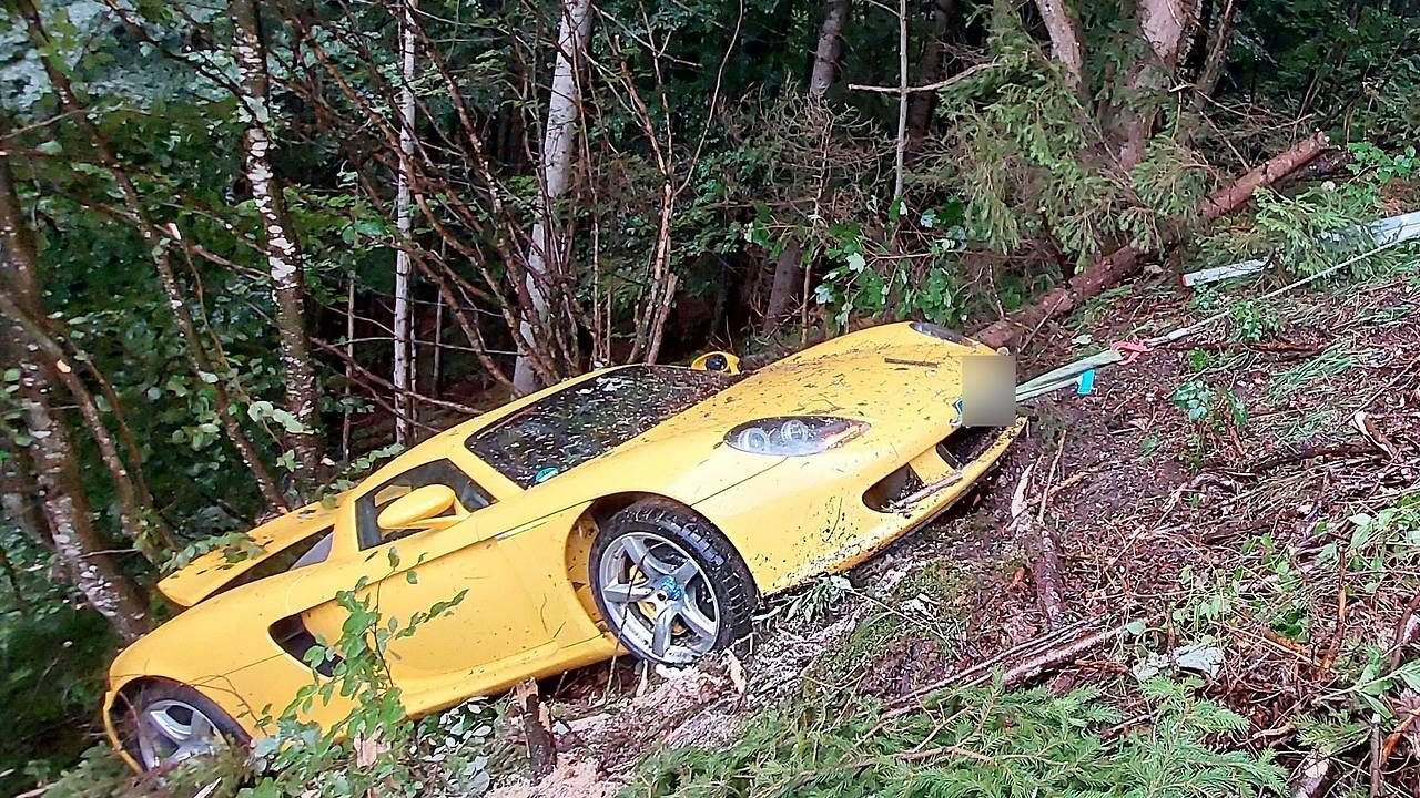 Porsche Carrera GT crashes near the...
